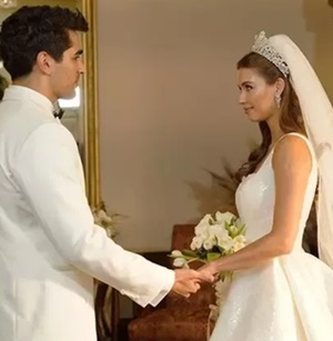 "Afra Saraçoğlu ve Mert Ramazan Demir nişanlandı"